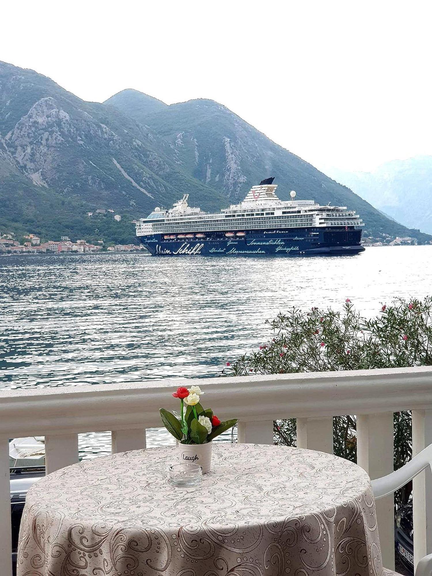 Montenegro Apartments - Private Beach Kotor Ngoại thất bức ảnh