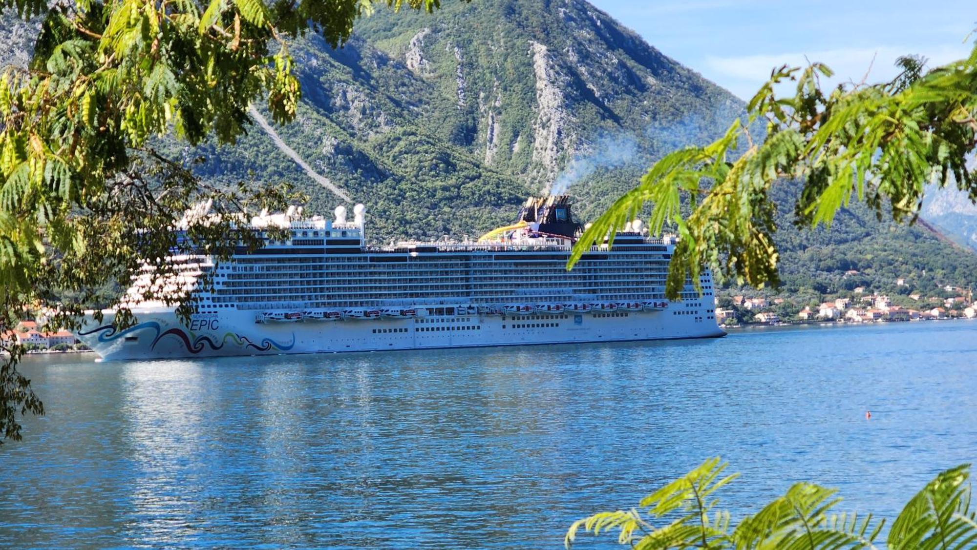 Montenegro Apartments - Private Beach Kotor Ngoại thất bức ảnh