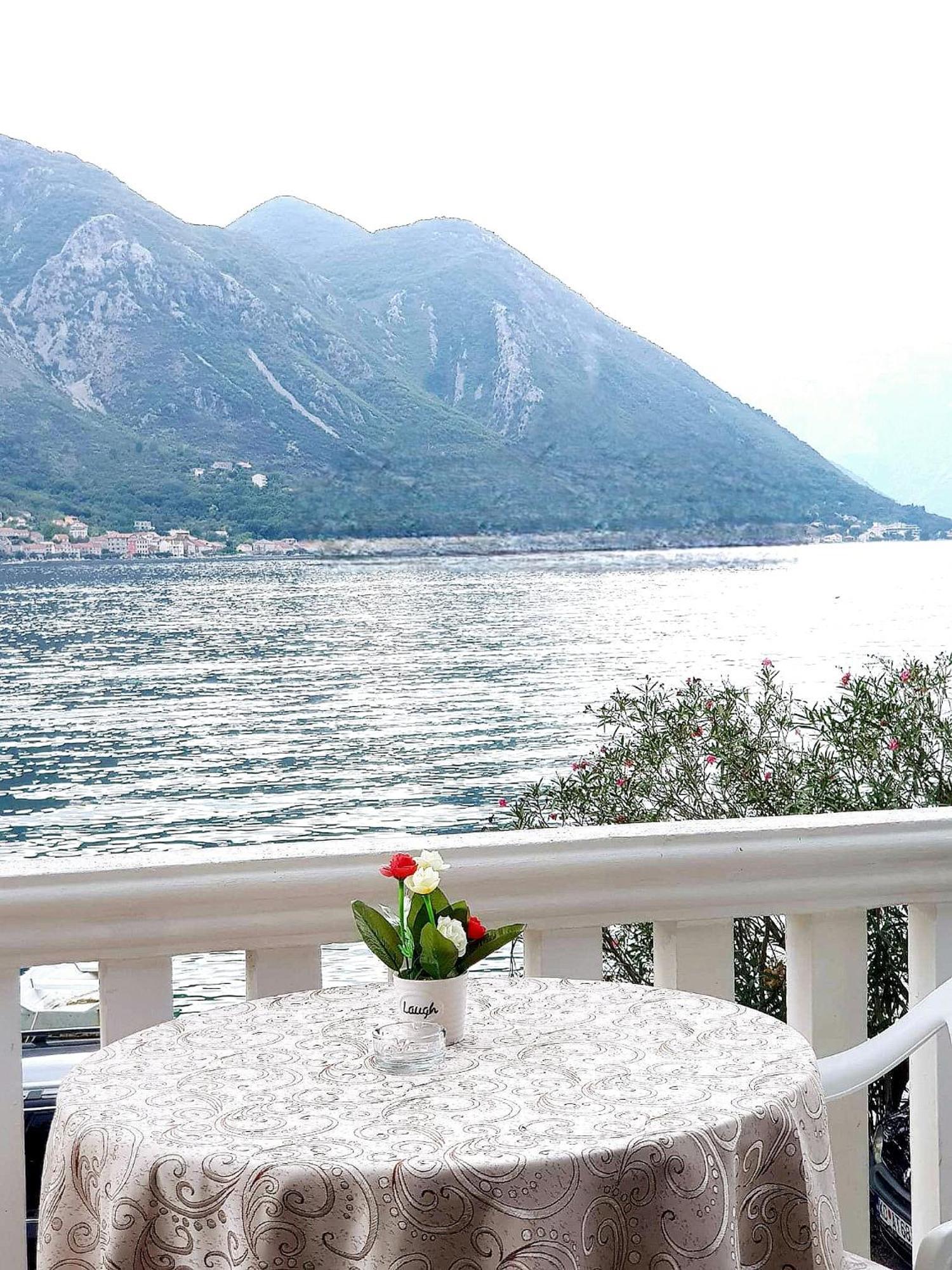 Montenegro Apartments - Private Beach Kotor Ngoại thất bức ảnh